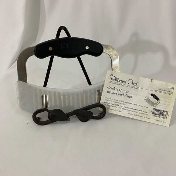 Pampered Chef Crinkle Cutter - Picture 1 of 5